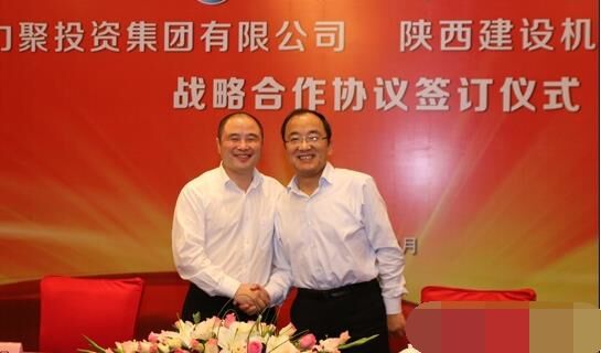 近日，陜建機(jī)械與安徽力聚簽訂戰(zhàn)略合作協(xié)議，陜建機(jī)械董事長(zhǎng)楊宏軍，副總經(jīng)理、營(yíng)銷總監(jiān)賀衛(wèi)東，安徽力聚投資集團(tuán)董事長(zhǎng)宋執(zhí)壽，黨支部書(shū)記陳邦勤以及安徽潤(rùn)路公司總經(jīng)理杜永龍等單位領(lǐng)導(dǎo)出席了會(huì)議